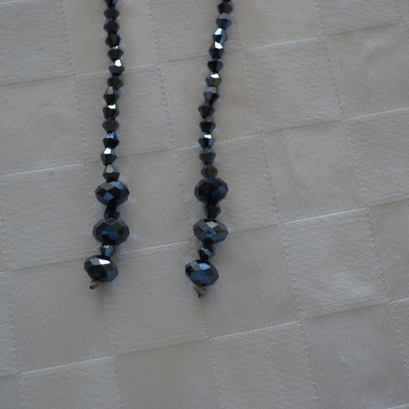 45" Long Black/Grey Alaskan Faceted Crystal Beaded Lariat - Picture 6 of 7
